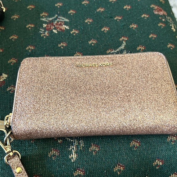 Michael Kors, pink glitter, wristlet 7“ x 4 like new inside - Picture 10 of 13